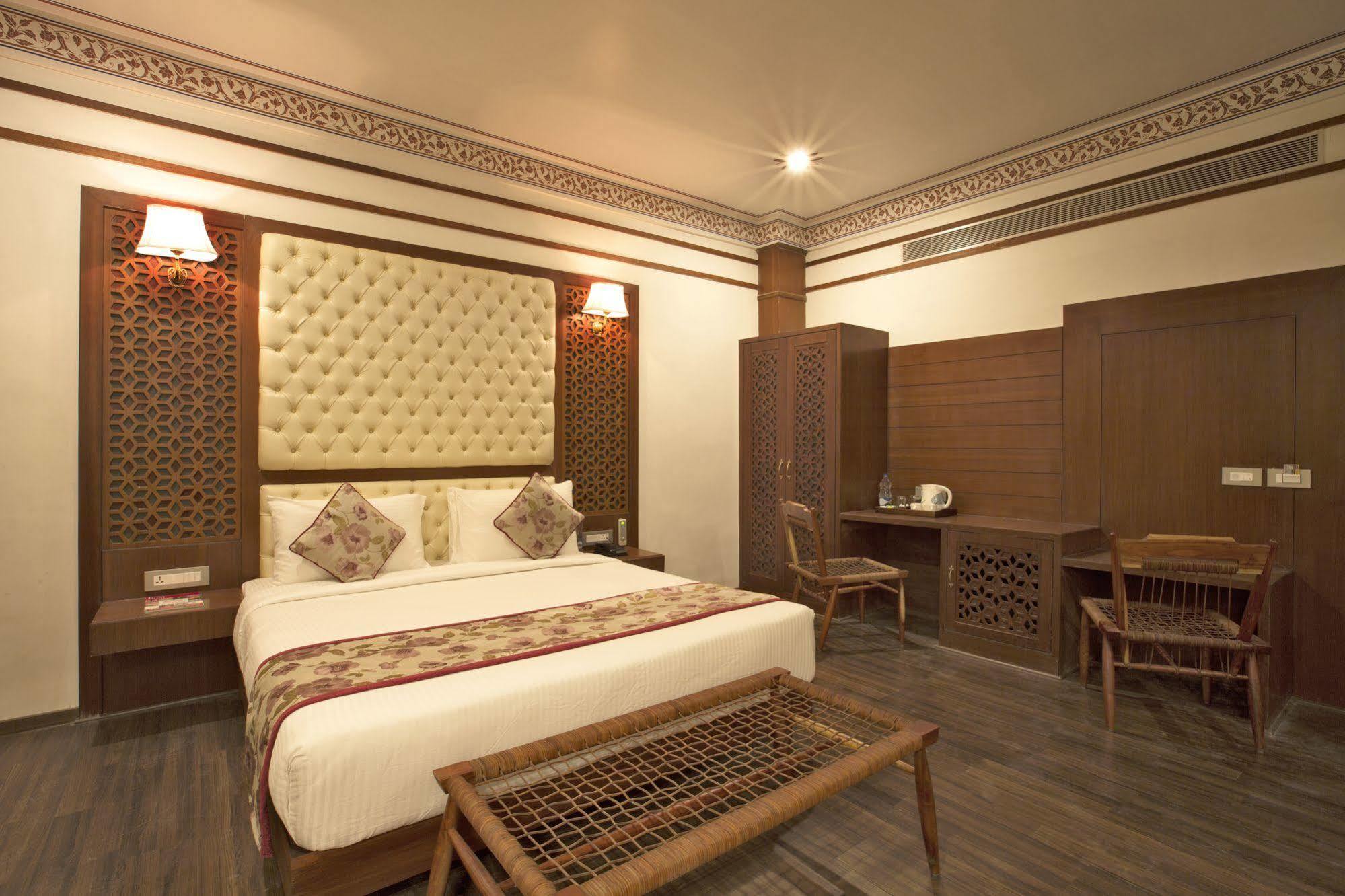 Regenta Resort Vanya Mahal Ranthambore ซาวาย มาโดปูร์ ภายนอก รูปภาพ