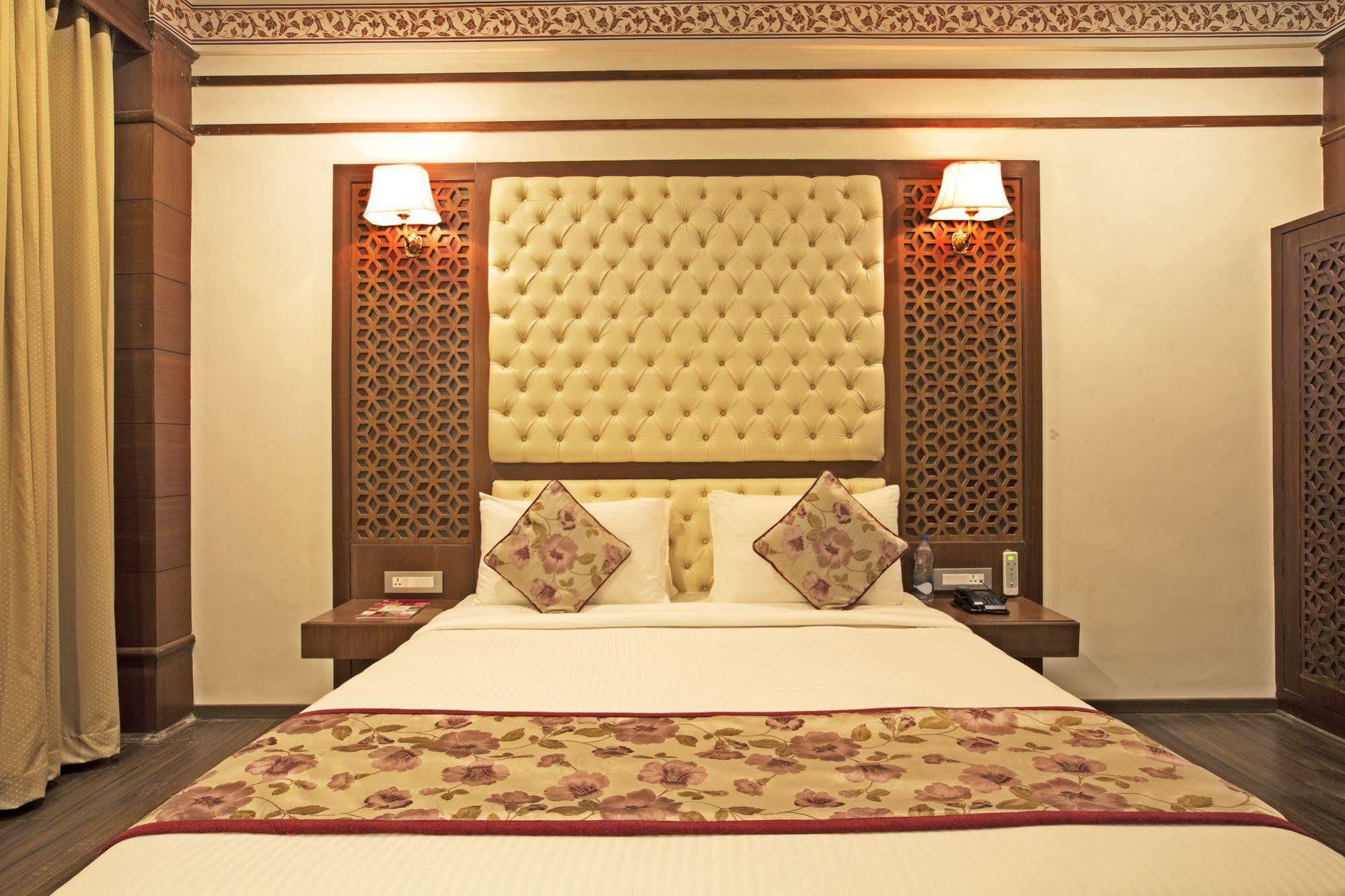 Regenta Resort Vanya Mahal Ranthambore ซาวาย มาโดปูร์ ภายนอก รูปภาพ